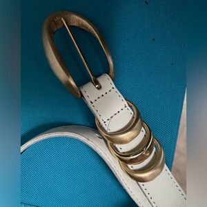 NY Studio classy winter white leather belt with gold buckle and 3-ring loop.